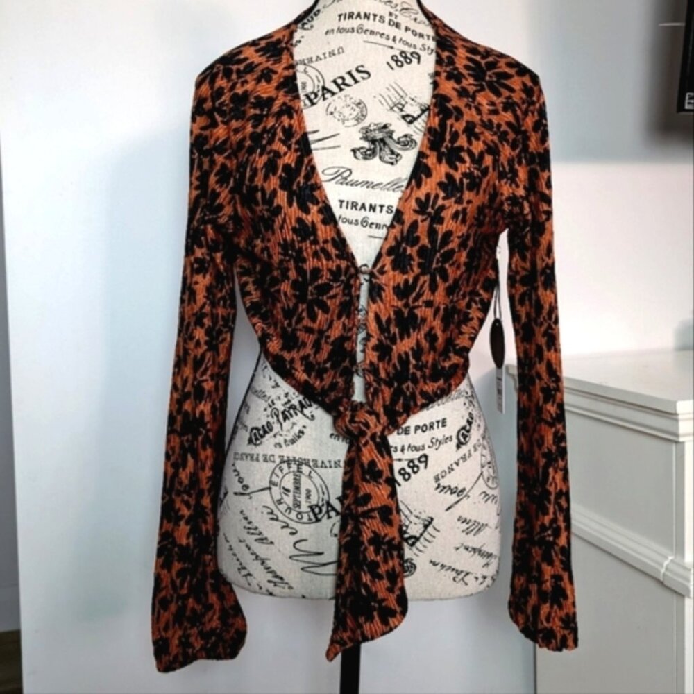 AMUSE SOCIETY | Women's Sienna Tied to You Floral Long Sleeved Tie Up Blouse - Picture 4 of 8